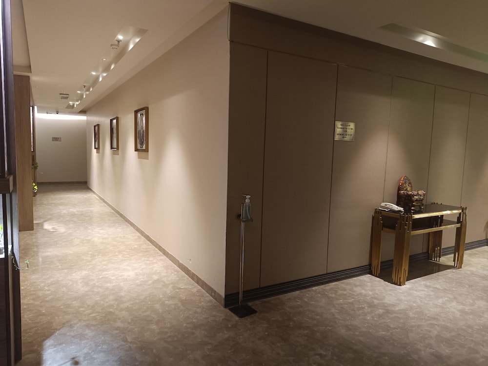 Udman Greater Noida By Ferns N Petals