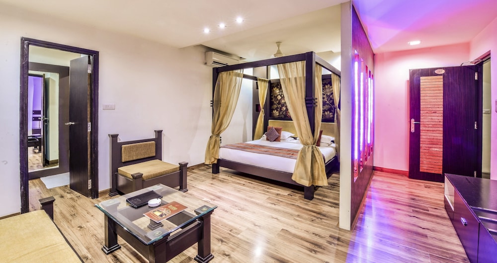 Raghu Mahal Hotel