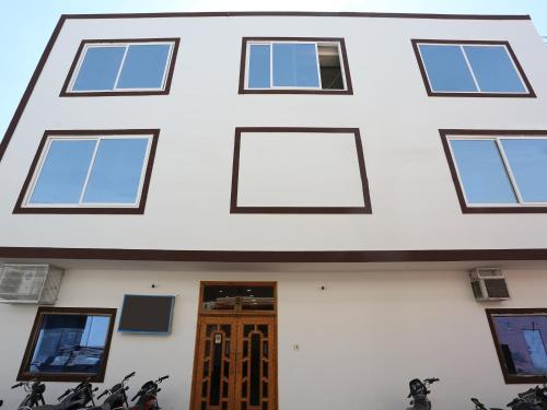  Hotel Bharat Niwas