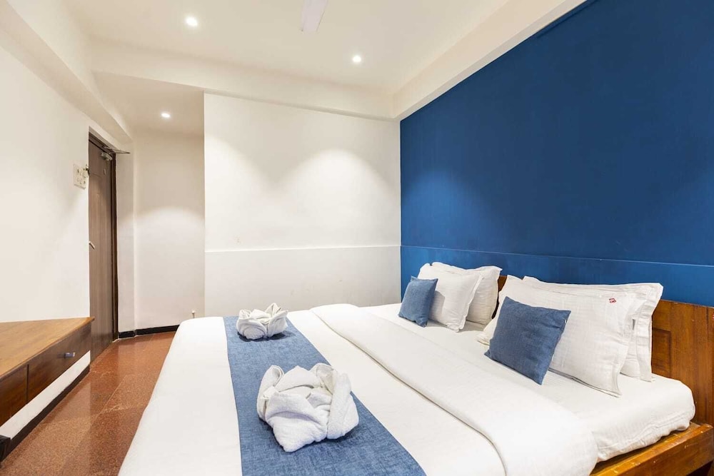 Hotel QDeck Rooms - At Vile Parle Railway Station West