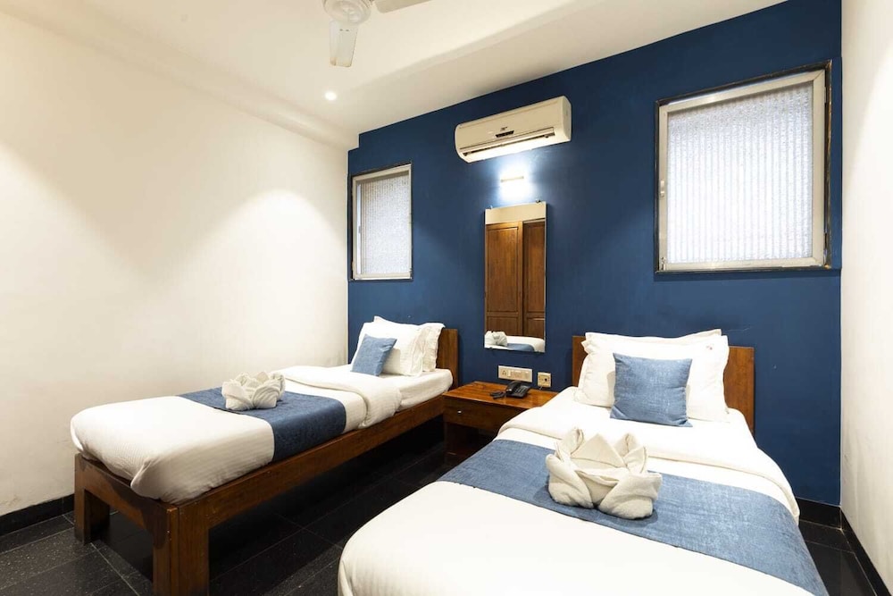 Hotel QDeck Rooms - At Vile Parle Railway Station West