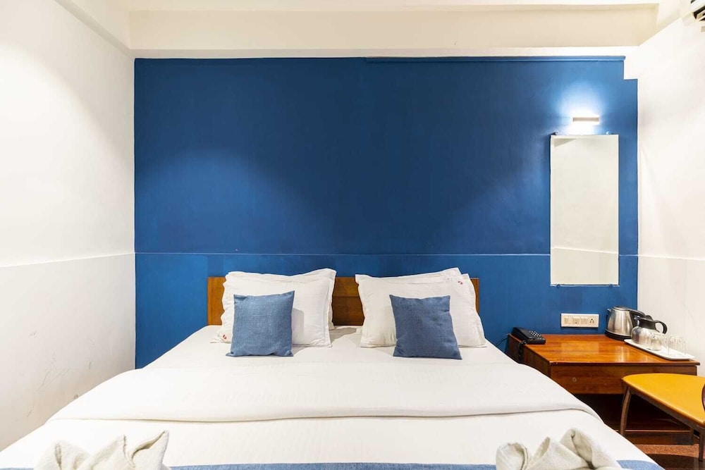 Hotel QDeck Rooms - At Vile Parle Railway Station West