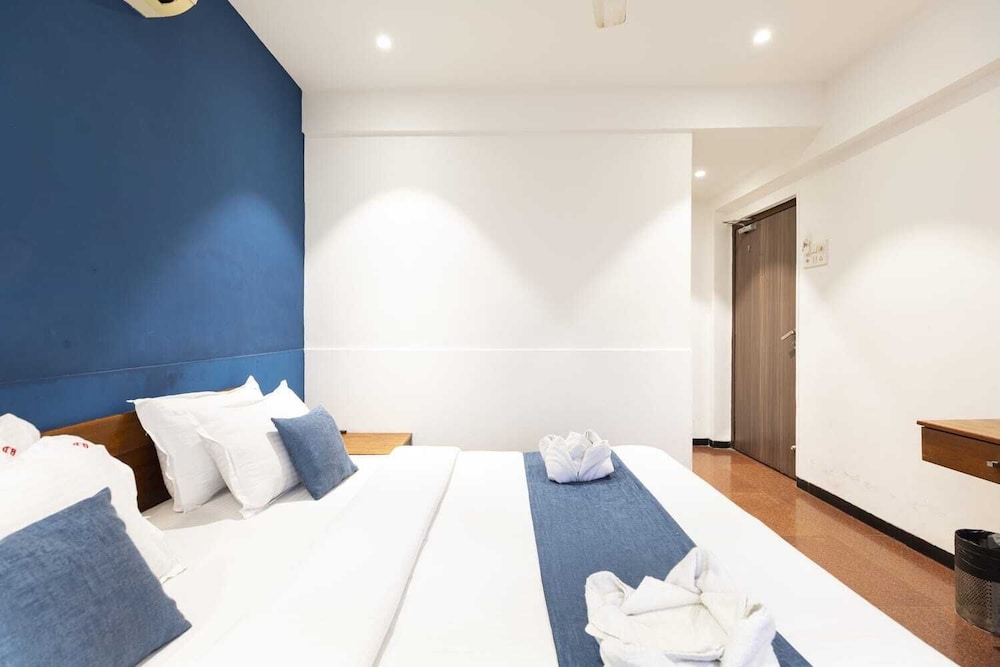 Hotel QDeck Rooms - At Vile Parle Railway Station West