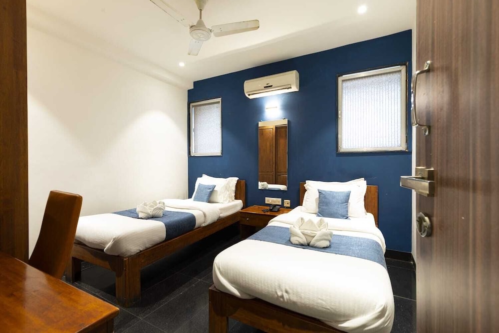 Hotel QDeck Rooms - At Vile Parle Railway Station West