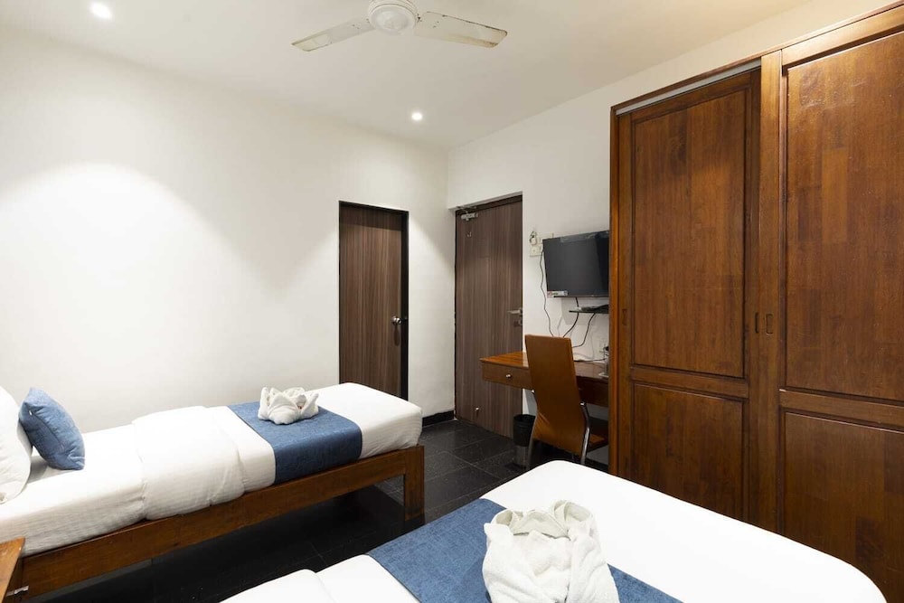 Hotel QDeck Rooms - At Vile Parle Railway Station West