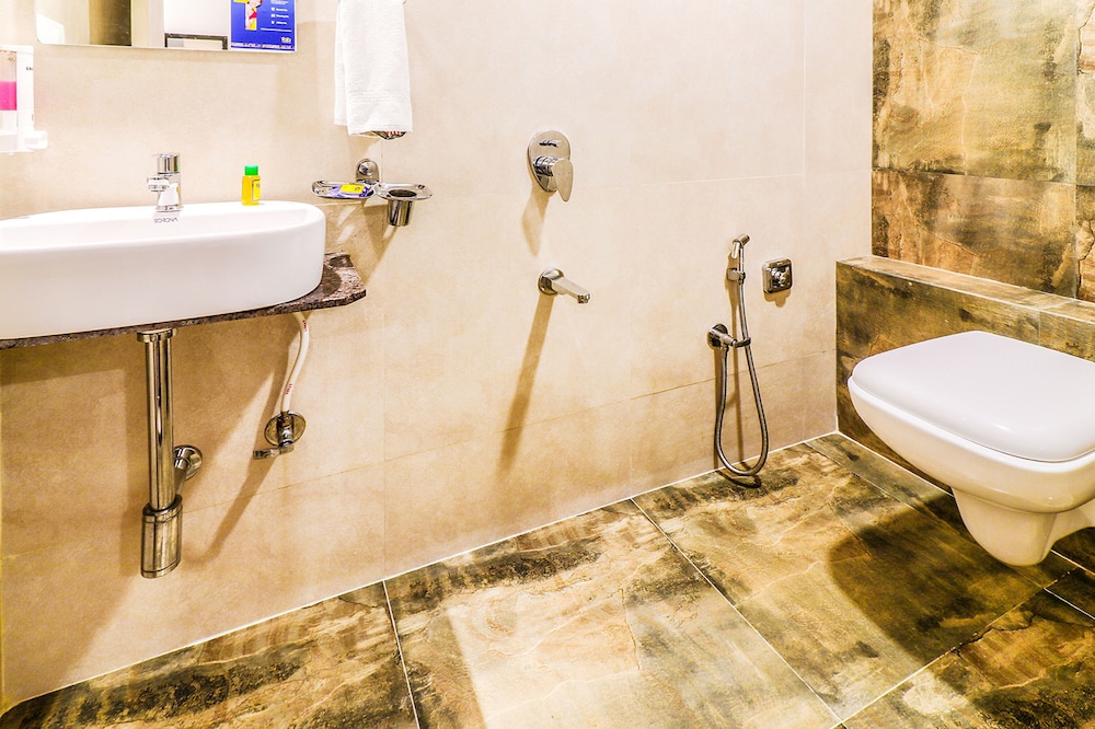 FabHotel Aksa International