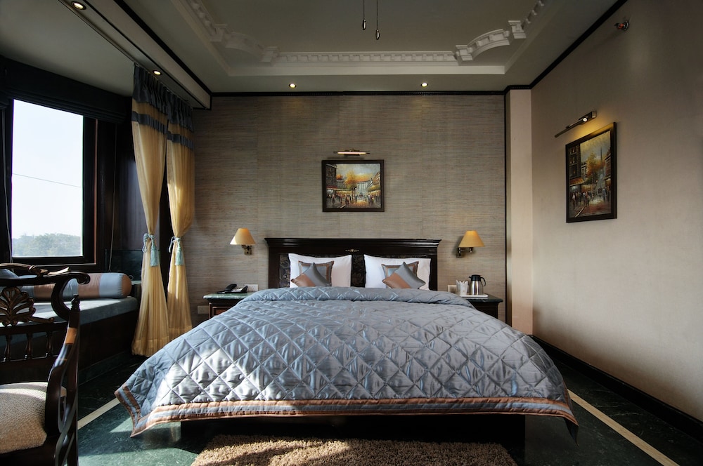 Hotel Diplomat Residency