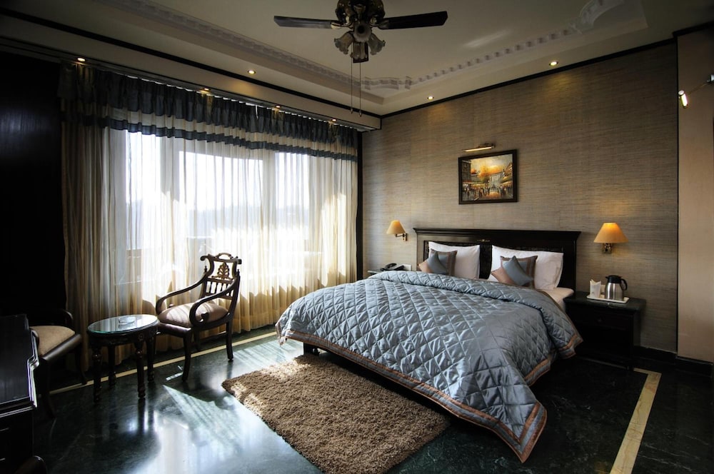 Hotel Diplomat Residency