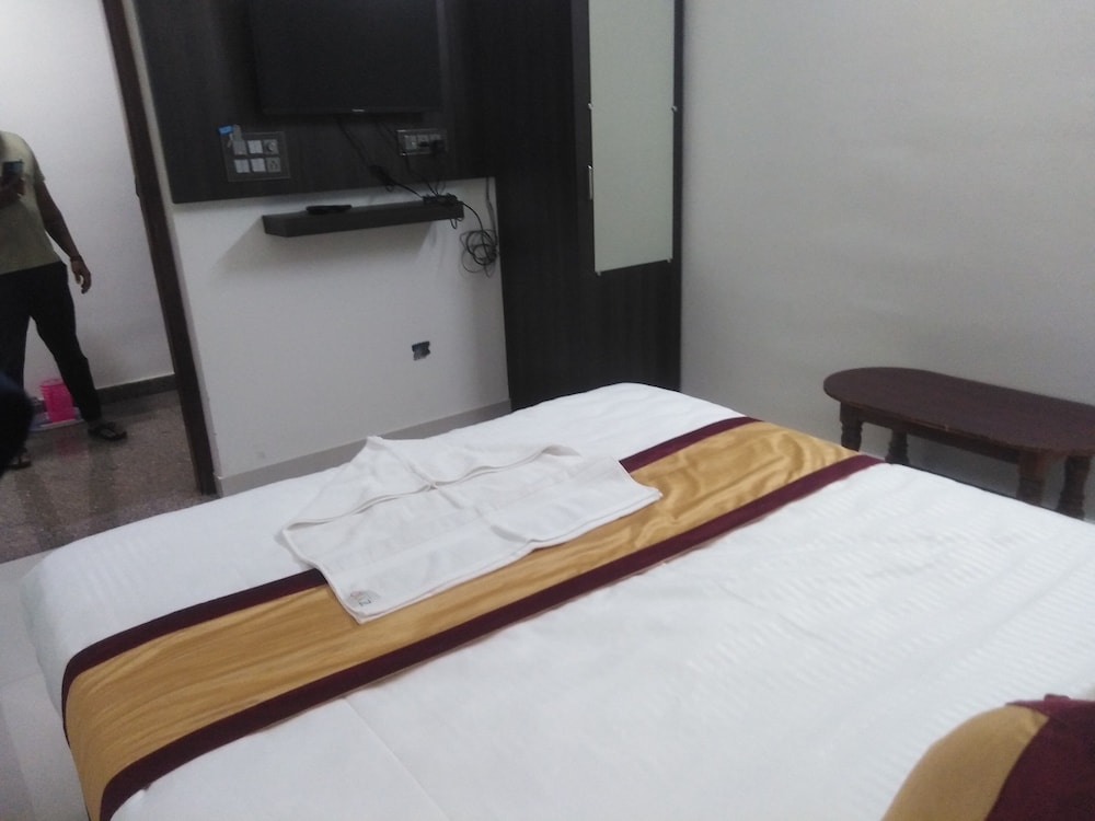 J K Inn Hotel - Urban Express