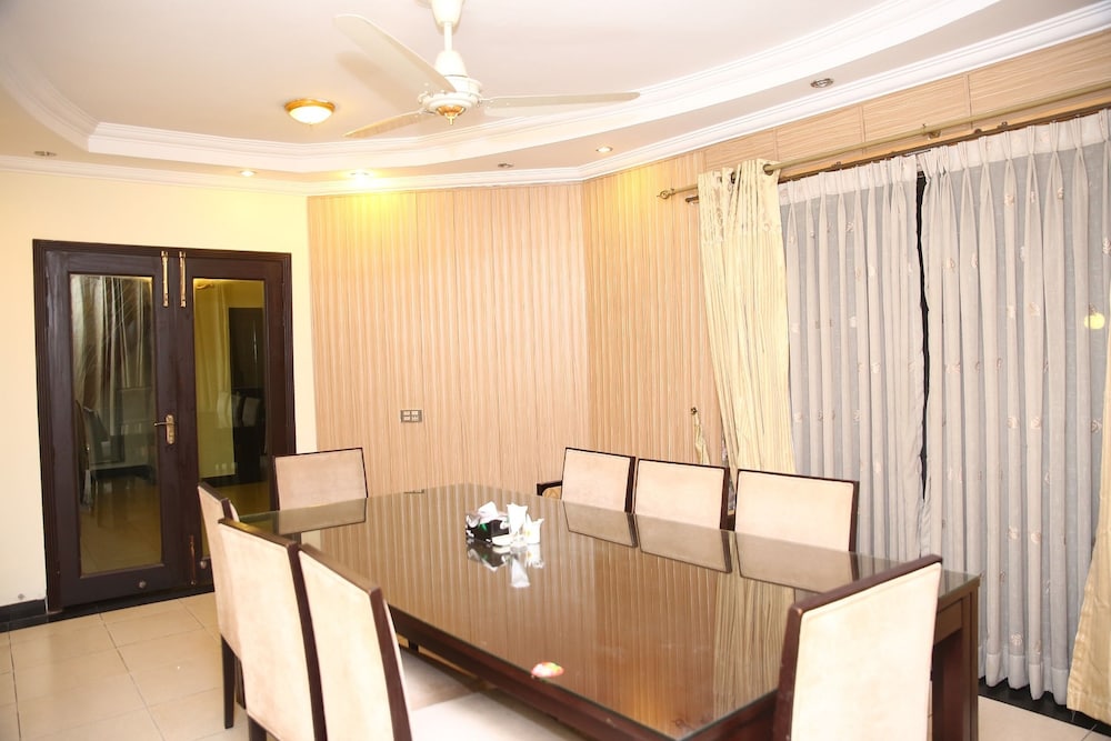 Safari Club 3