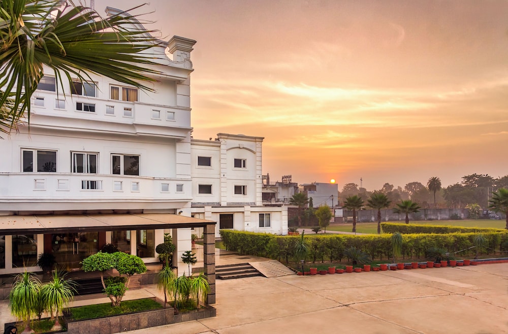 Hotel Ananya Regency - Gateway to Corbett