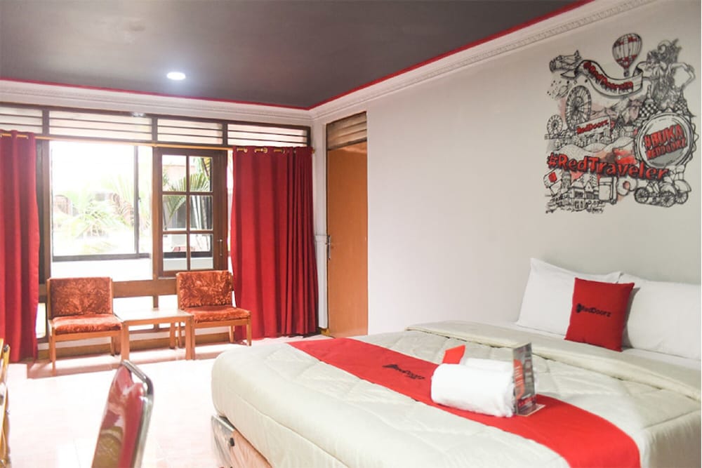 RedDoorz Plus near RSCM Jakarta
