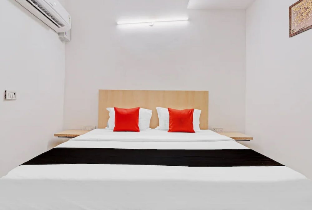 Goroomgo Vasundhara Grand Ghaziabad