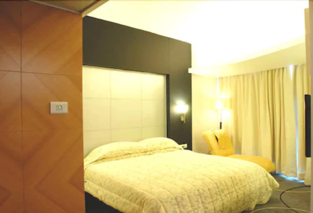 Hotel Peninsula Grand Mumbai