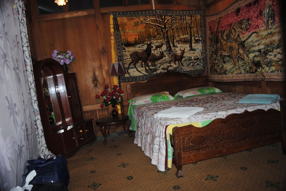 Zaindari Palace Houseboat