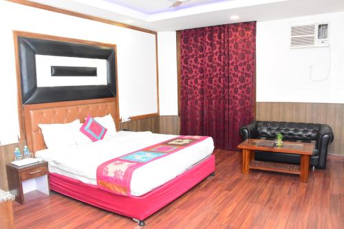Mayur By Roomsinc