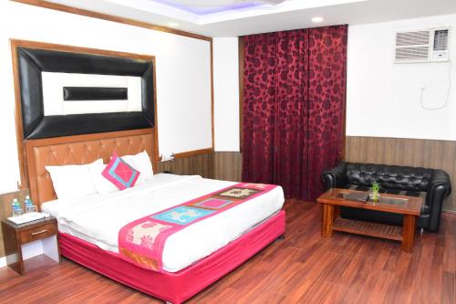 Mayur By Roomsinc