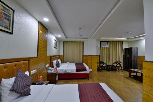 Mayur By Roomsinc