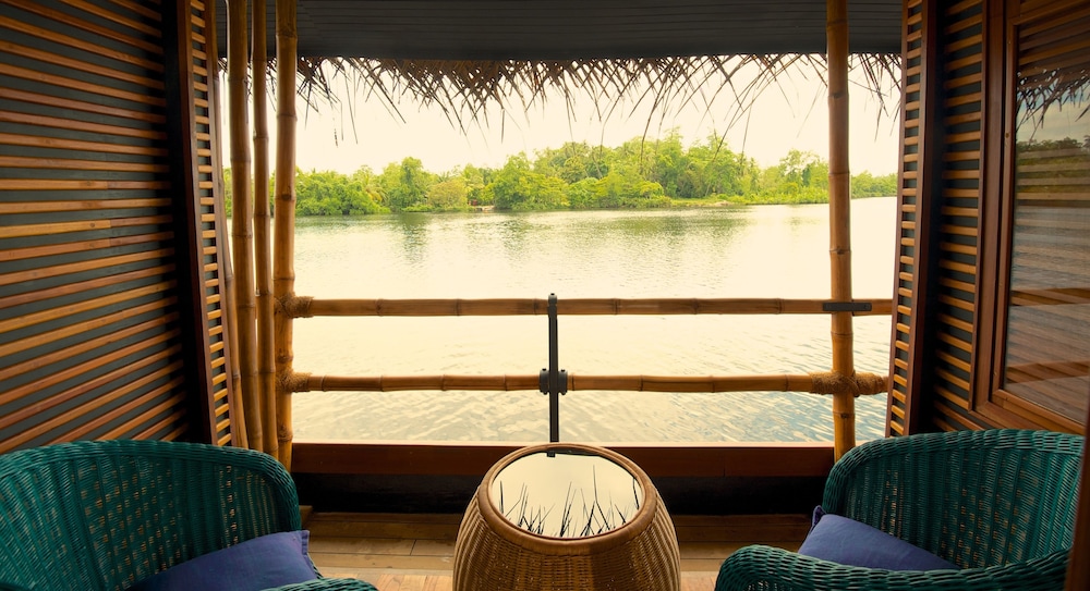 Yathra Houseboat