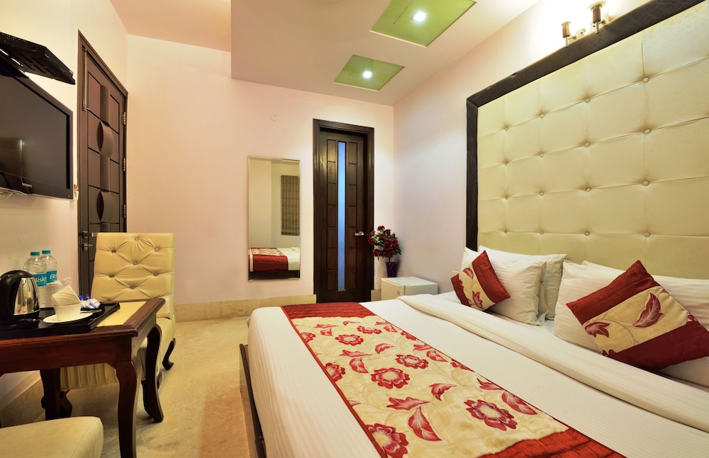 Hotel Taksh Inn