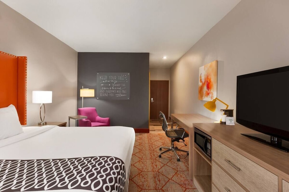 La Quinta Inn & Suites by Wyndham Lackawanna