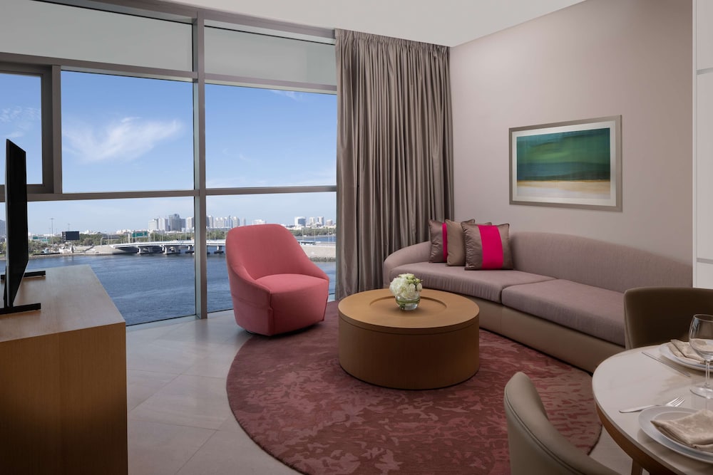 Hilton Dubai Creek Hotel & Residences