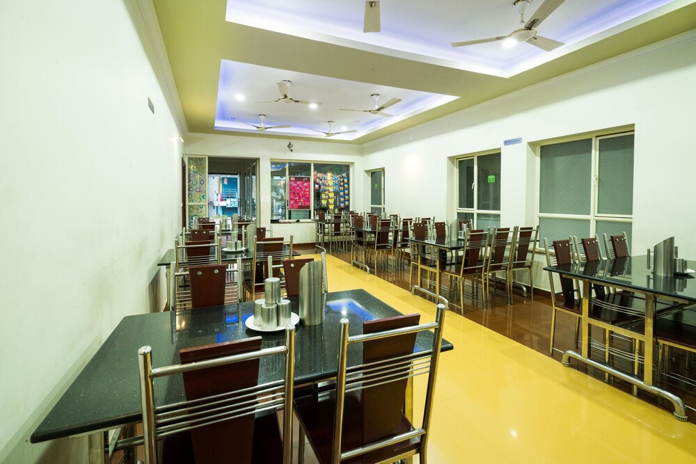 Sandal Breeze hotel Marayoor