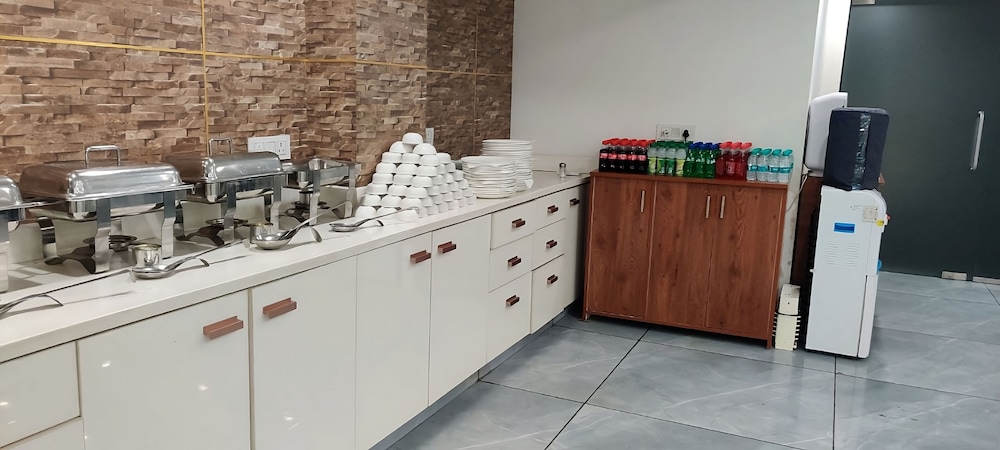 Hotel Keshav Residency - Medicity Gurugram, Near Medanta Hospital