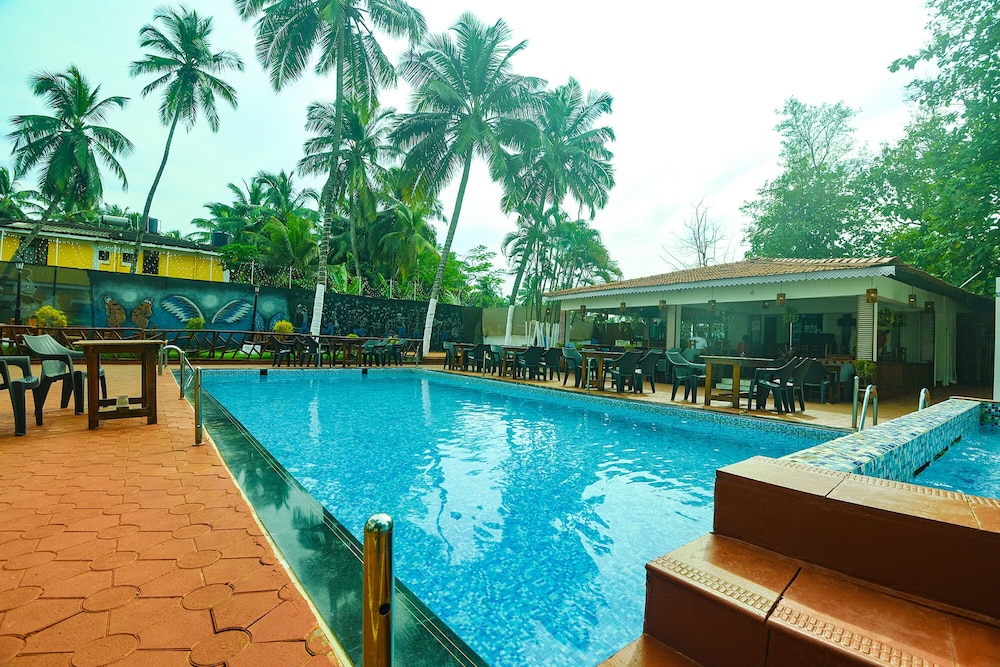 Fabhotel Grand Royal Palms