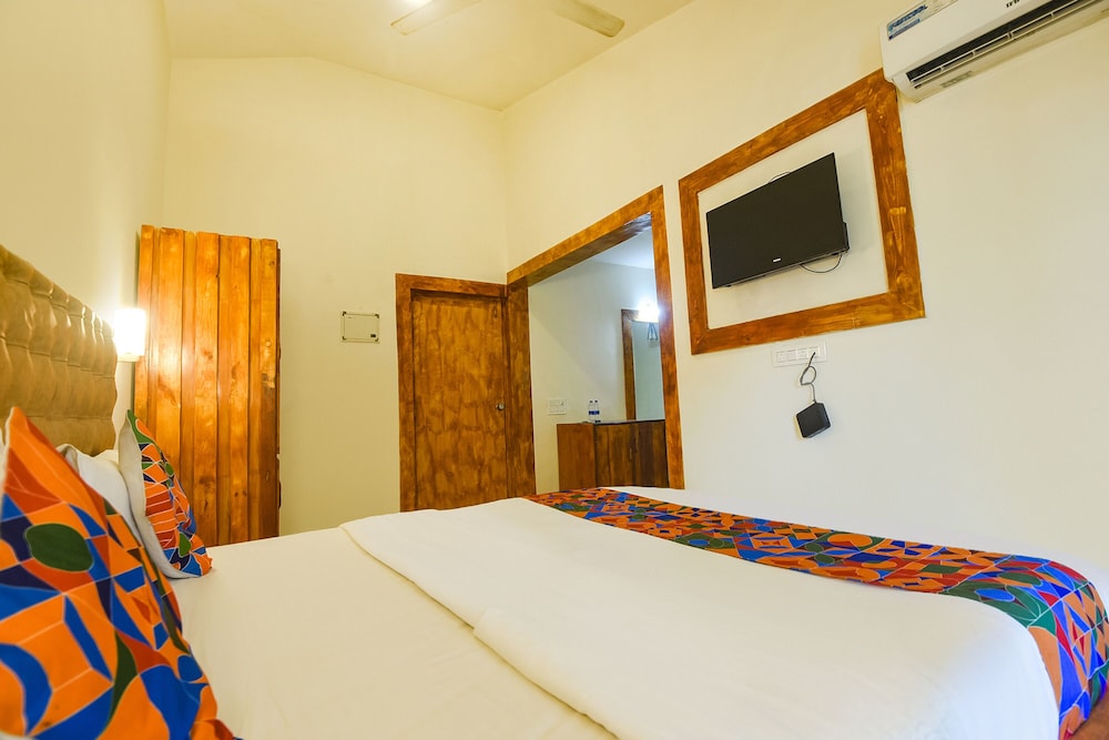 Fabhotel Grand Royal Palms