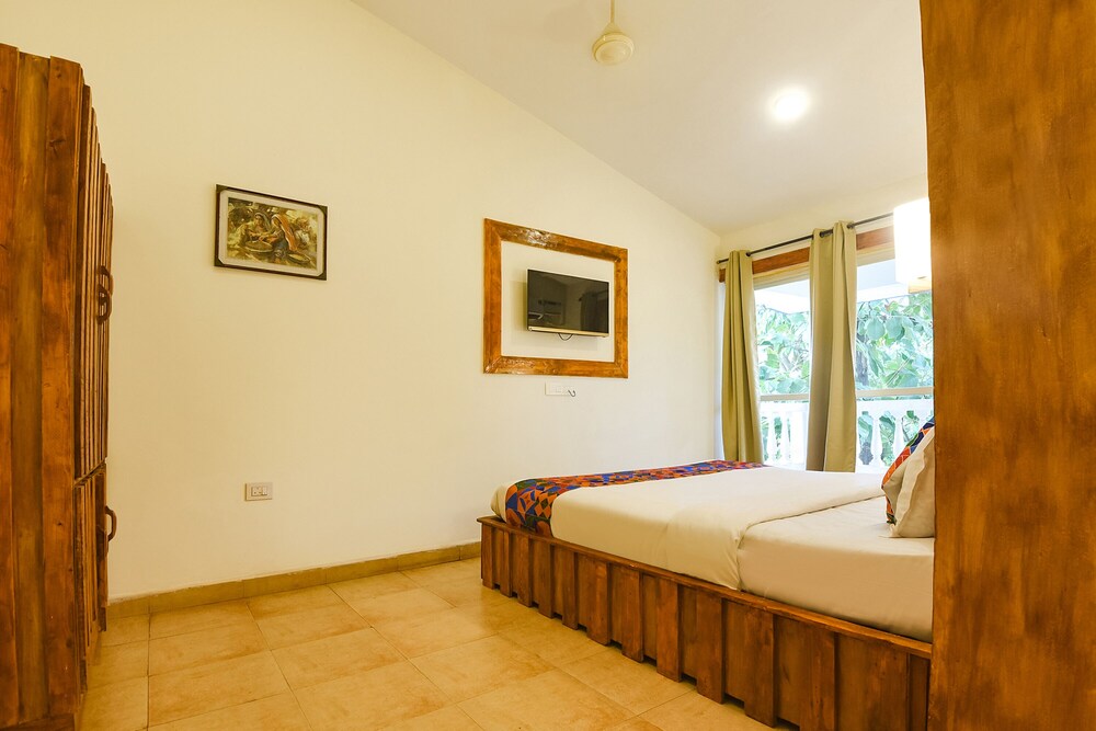 Fabhotel Grand Royal Palms