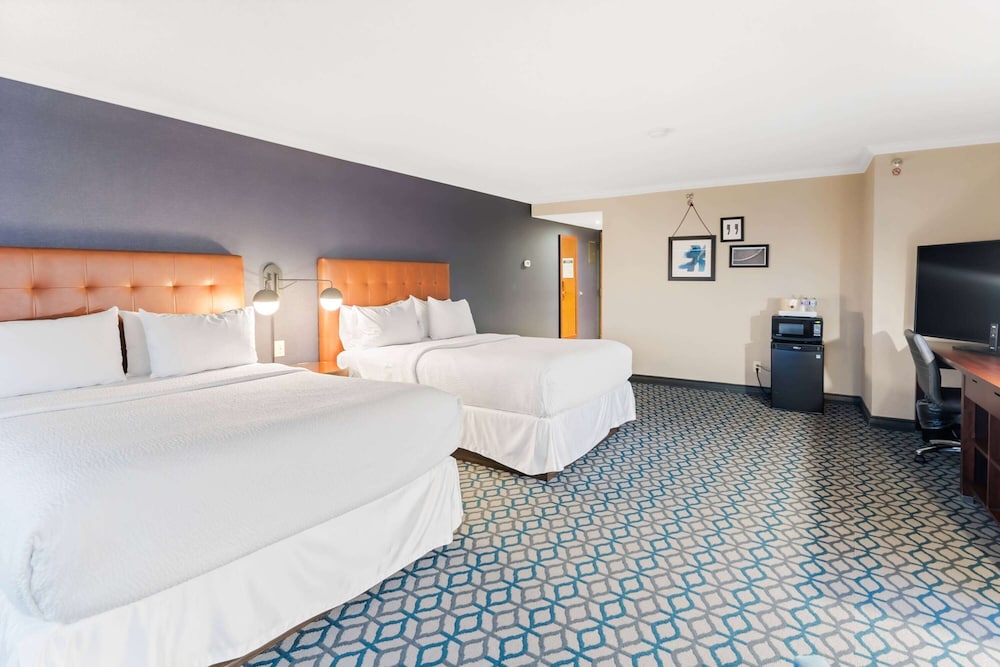 Wyndham Grand Fallsview Hotel