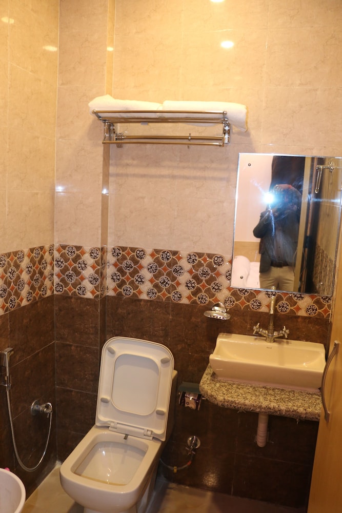 Check In Room Chuna Mandi