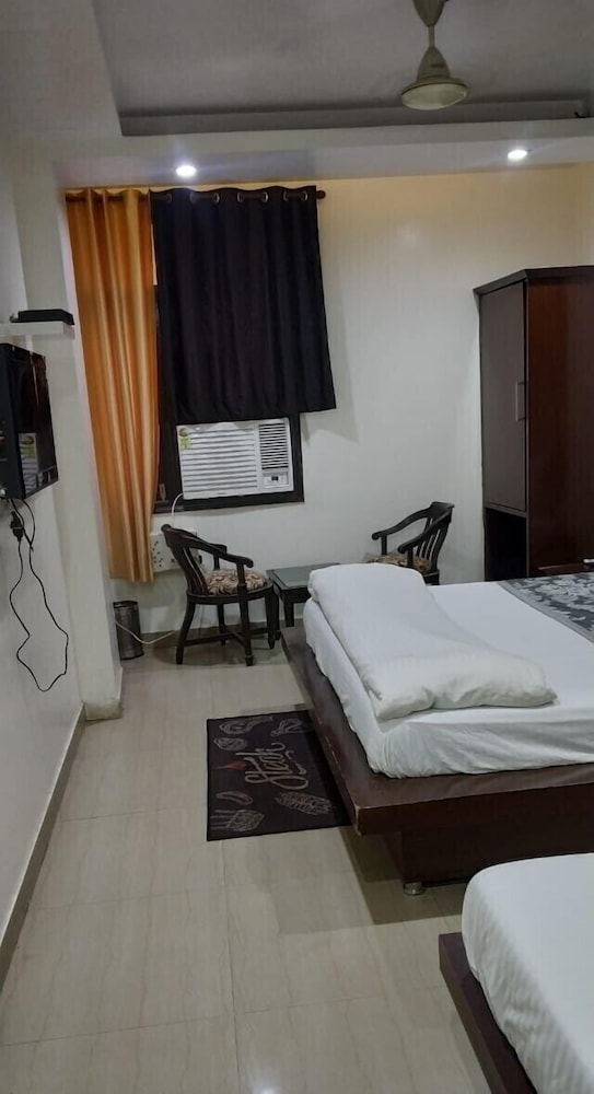 Hotel Udhav Palace