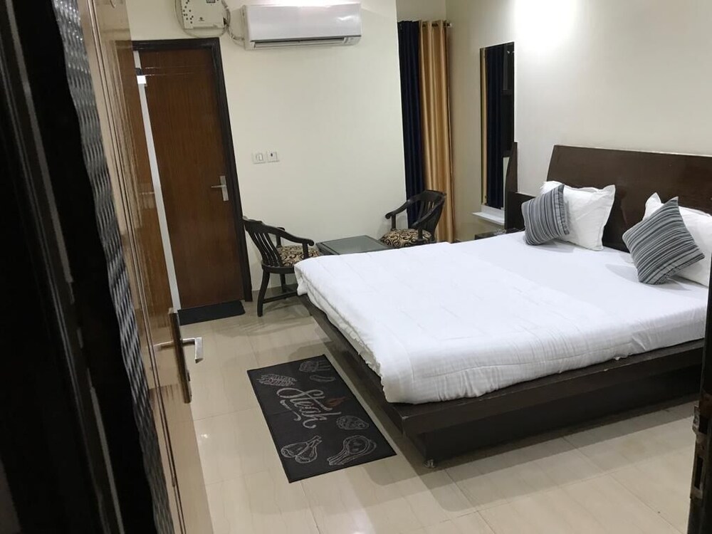 Hotel Udhav Palace