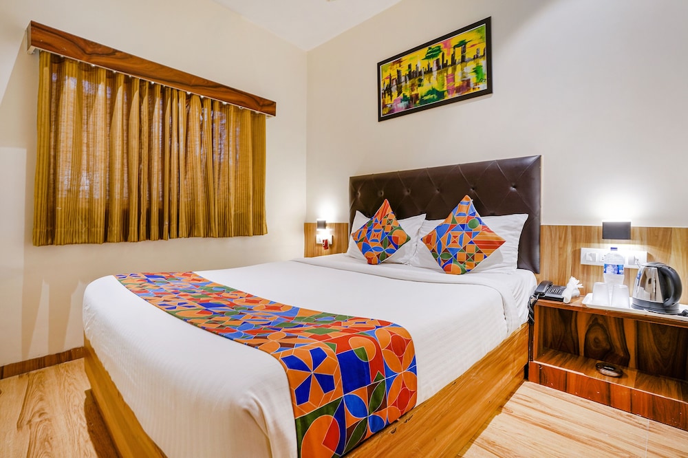 OYO 15535 Deluxe Residency