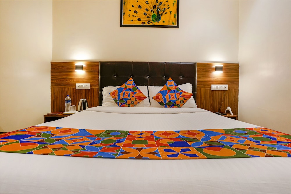OYO 15535 Deluxe Residency