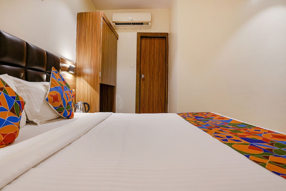 OYO 15535 Deluxe Residency