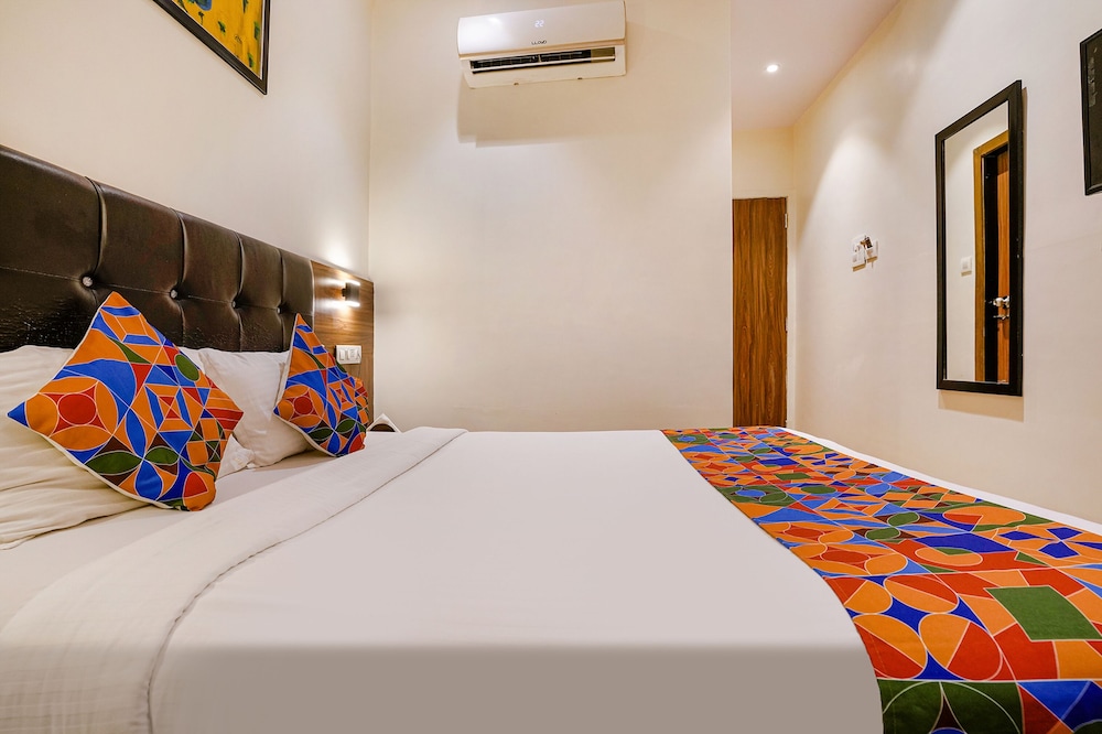 OYO 15535 Deluxe Residency