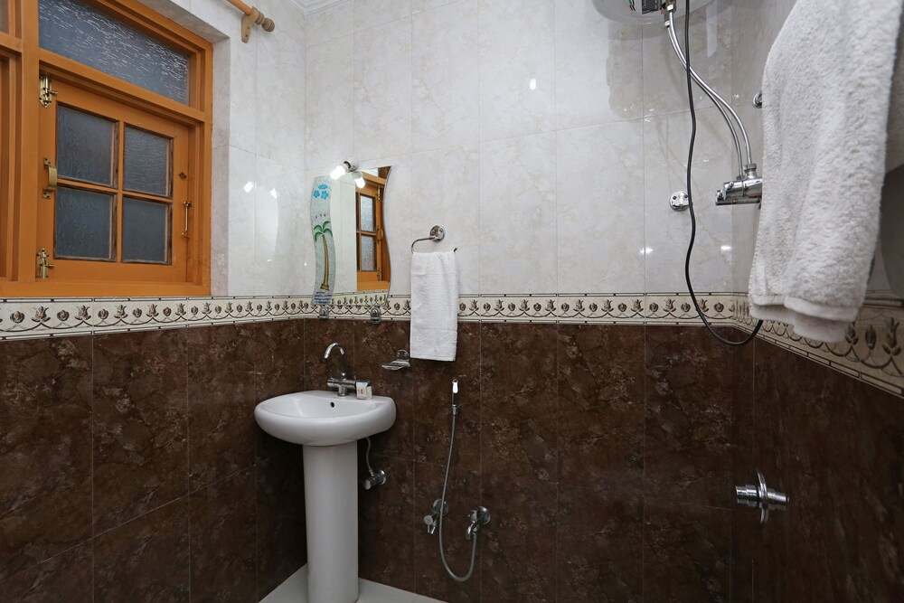 Oyo 4487 Hotel Al Azra