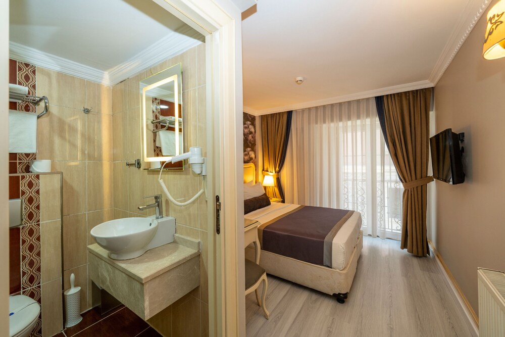 Raymond Hotel Old City