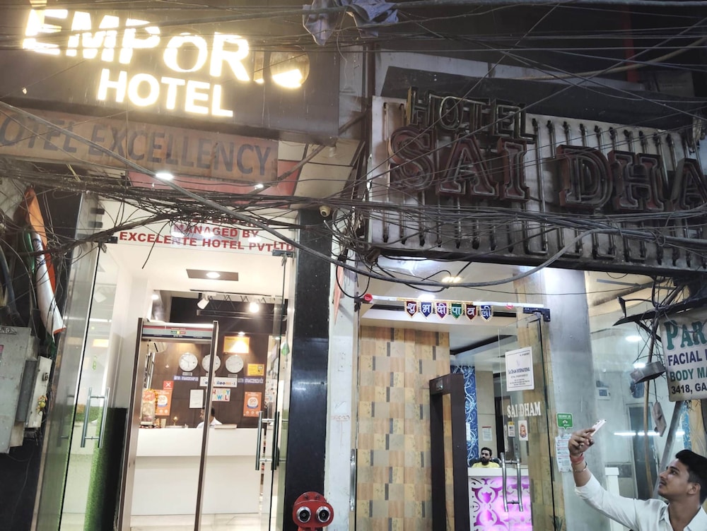Hotel Emporio View - New Delhi Railway Station
