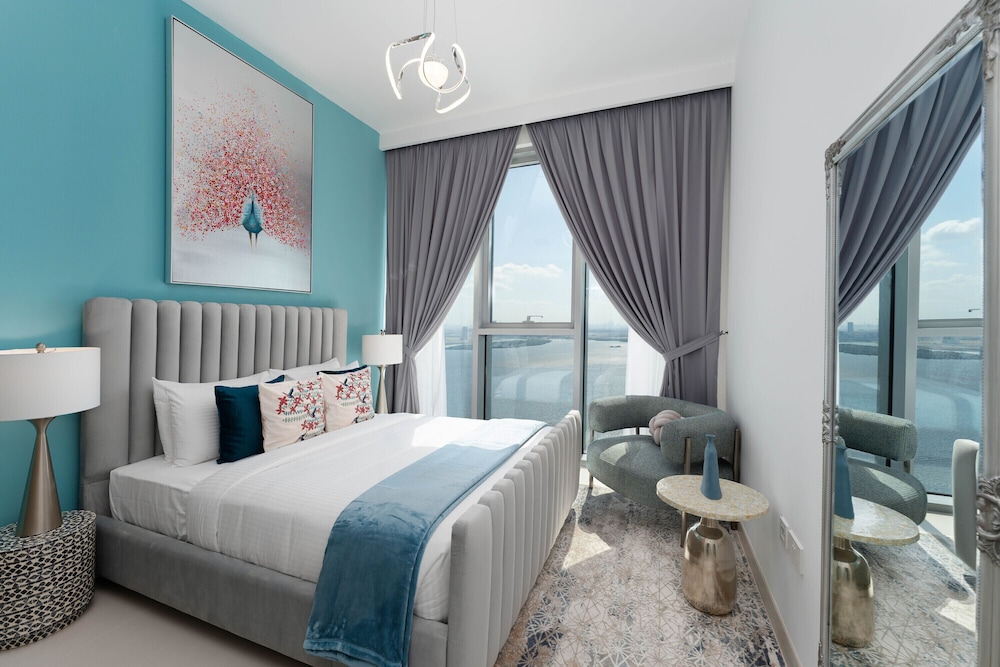 Maison Privee Trendy Apt on the Creek with Superb Dubai Skyline Vw
