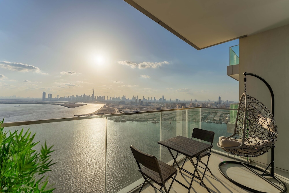 Maison Privee Trendy Apt on the Creek with Superb Dubai Skyline Vw