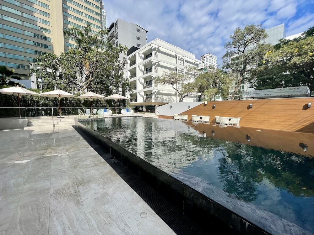 Floral Court Hotel & Residence Sukhumvit