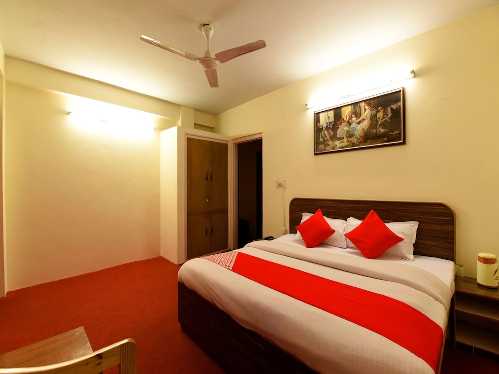 OYO 13586 Hotel Monarch