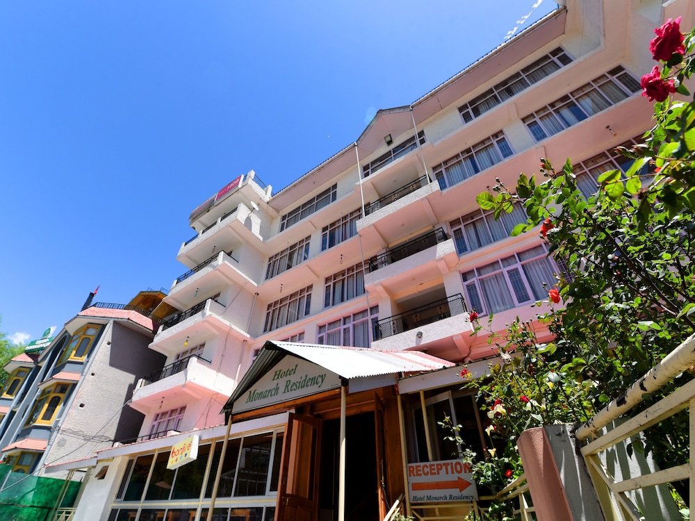OYO 13586 Hotel Monarch