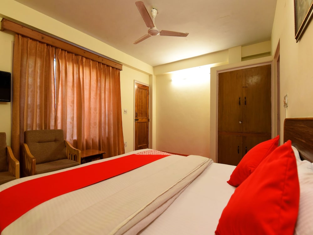OYO 13586 Hotel Monarch