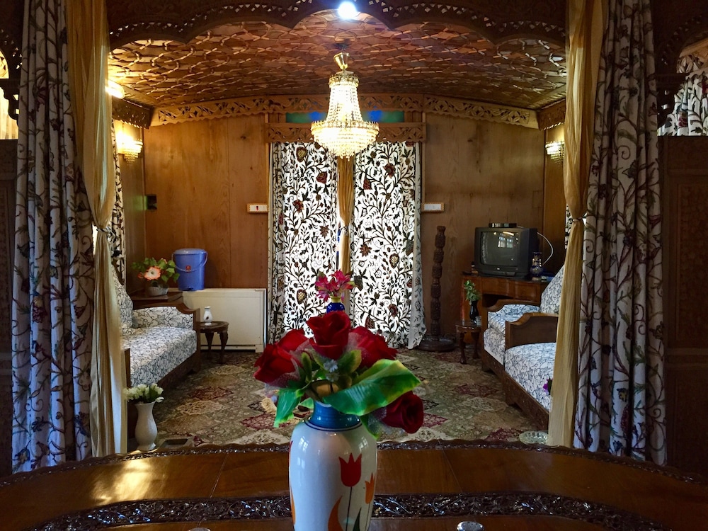 New Sea Palace Houseboat
