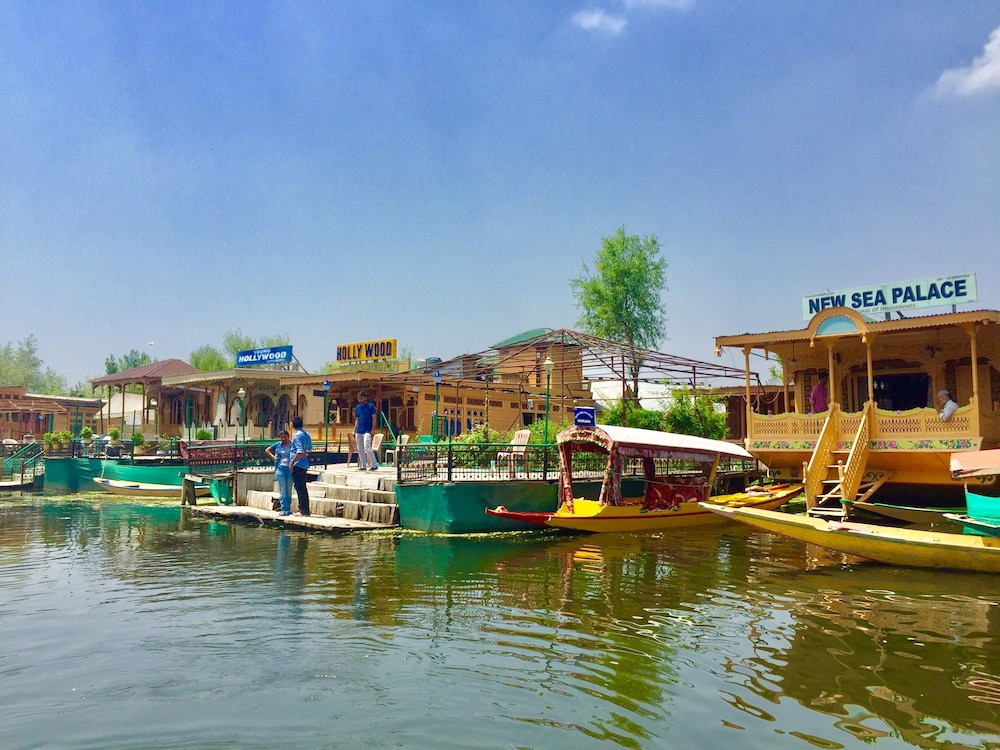 New Sea Palace Houseboat